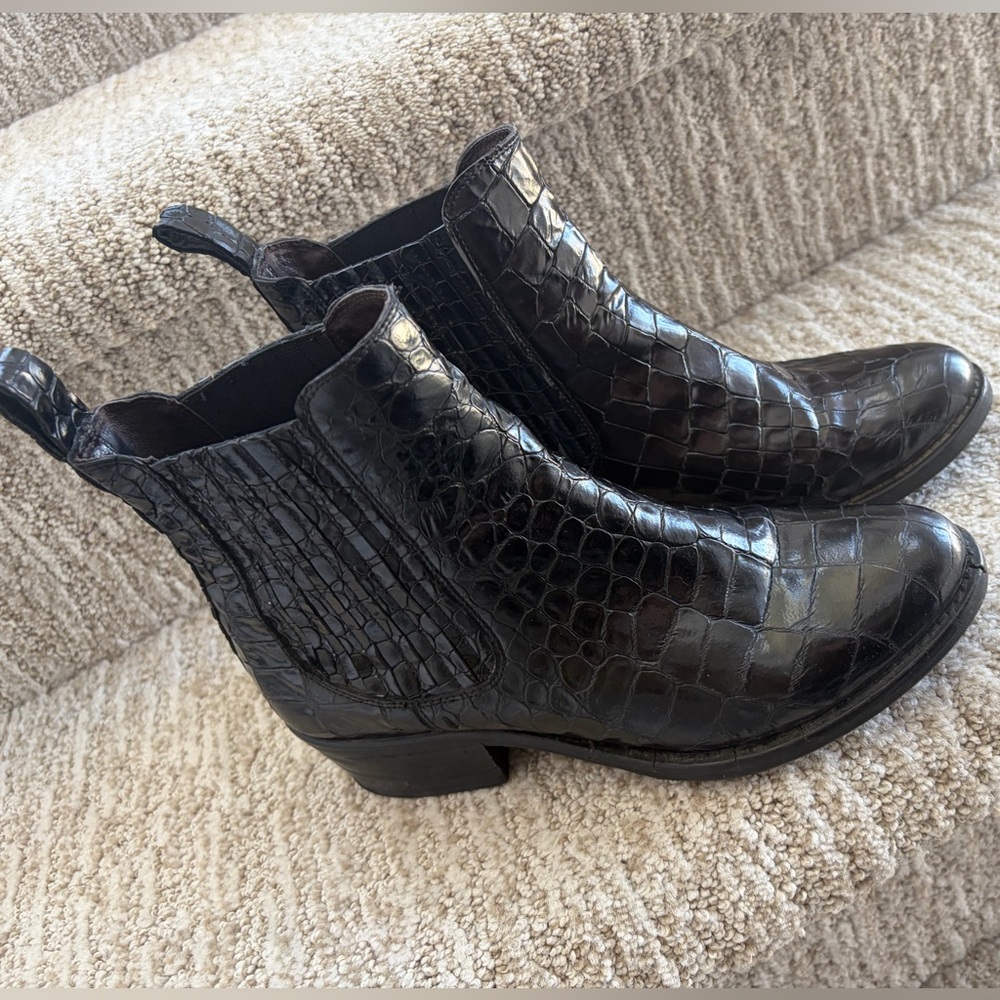 Zinda black leather ankle boots crocodile-embossed. Made in Spain size Eu36/US 6